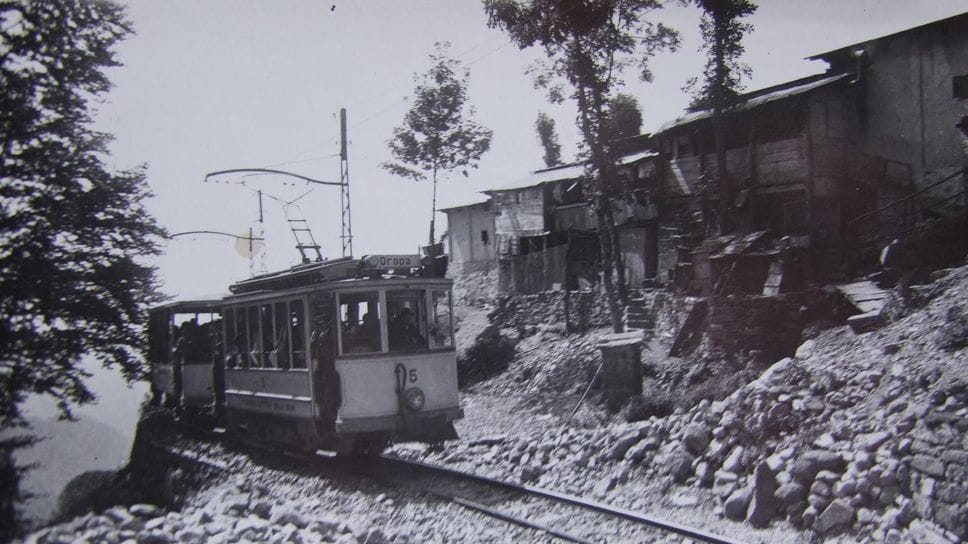 Una storica immagine del trenino di Oropa