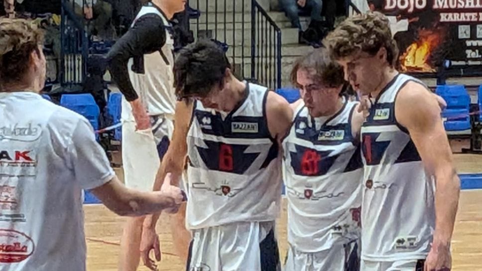 Giacomo Sartore del Biella Next subito dopo l’infortunio, accompagnato a bordo campo dai compagni di squadra