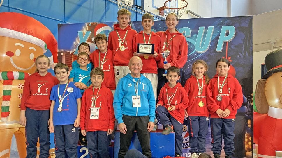 Il maestro Damiano Rovatti con gli atleti in gara