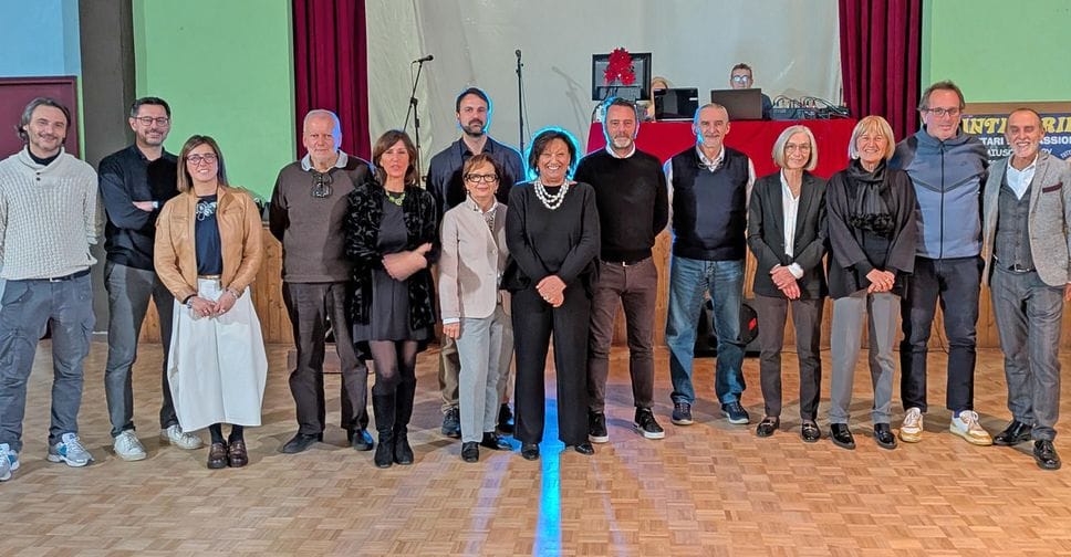 Un gruppo di partecipanti alla festa degli auguri di Asad