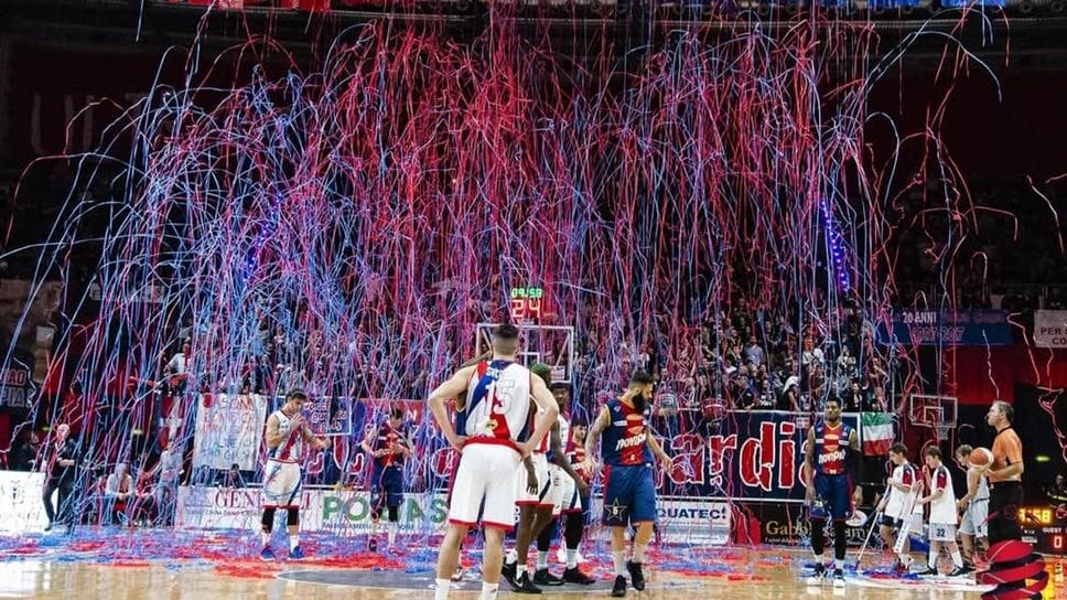 Pioggia di colori, pioggia di tifo: la Curva Barlera