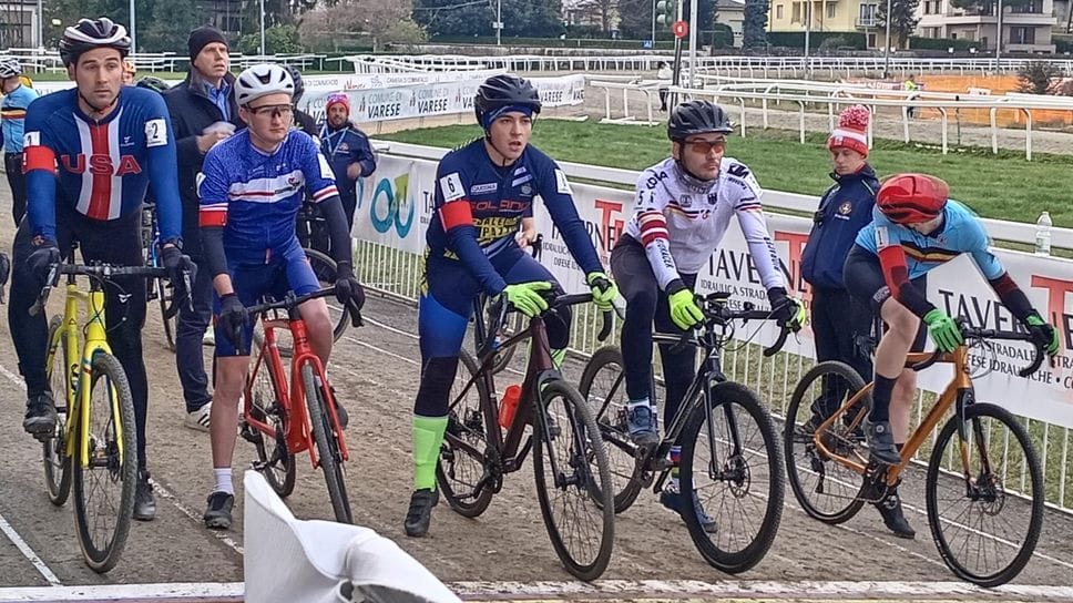 Andrea Spezzano (al centro) alla partenza della gara mondiale