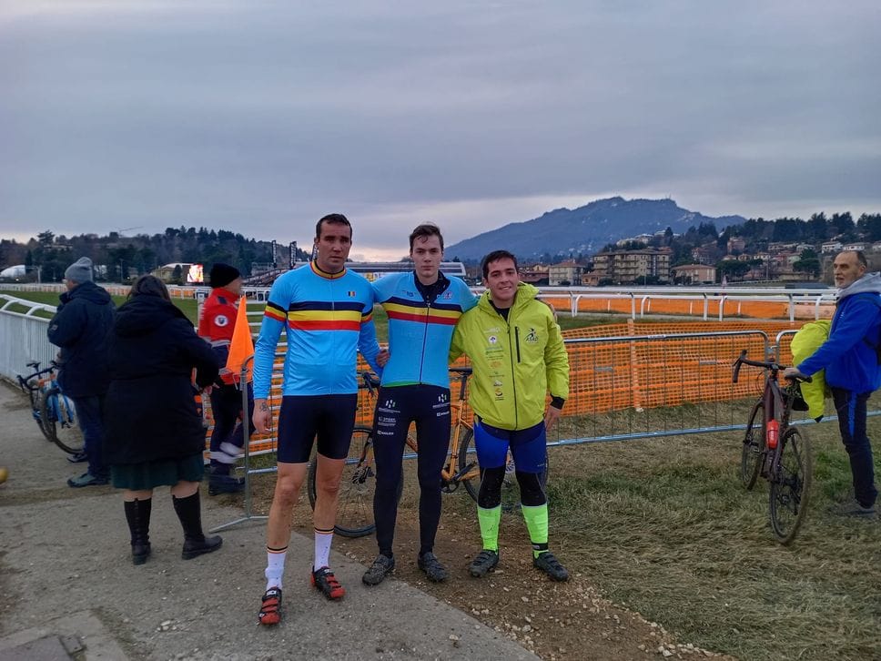 Andrea Spezzano con i due atleti belgi