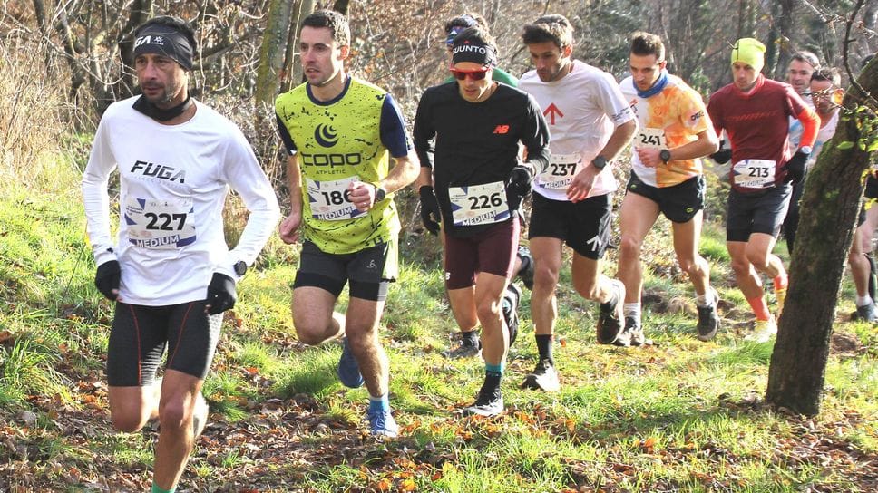 In primo piano Cristian Minoggio, Francesco Nicola e Mattia Bertoncini  poco dopo il via del trail medium 21K