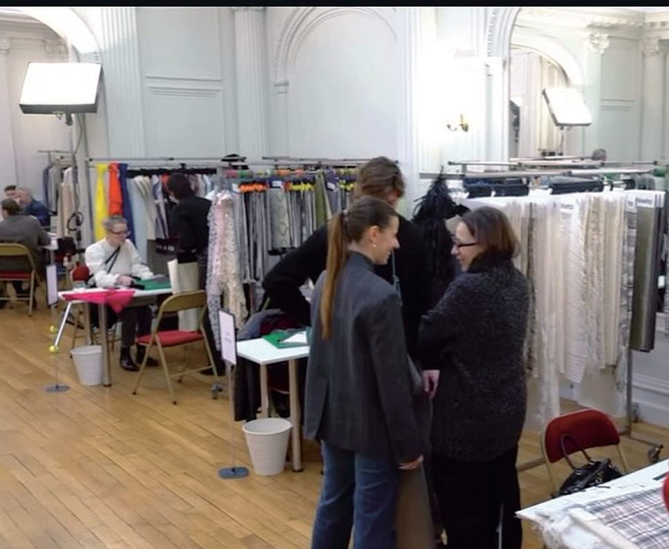 Un momento del salone di Parigi  dedicato  al tessile italiano