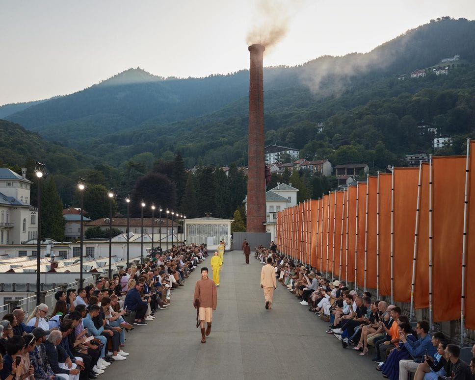 L’evento creativo della settimana della moda maschile di Milano del 2022 per la presentazione della collezione 2023. Zegna spostò la sfilata dal capoluogo lombardo a Trivero nel cuore di casa propria, facendo arrivare decine di invitati
