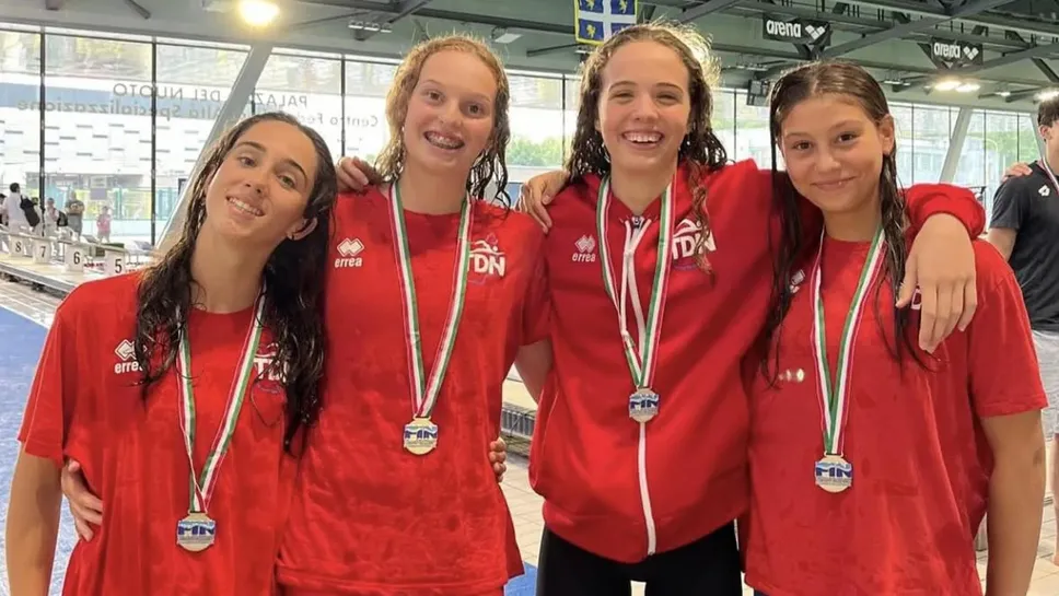 Emma Olivero e Celeste Lesca, prima e seconda da sinistra, con le compagne della staffetta 4x100 metri Maddalena Bertelli, Greta Gabutto