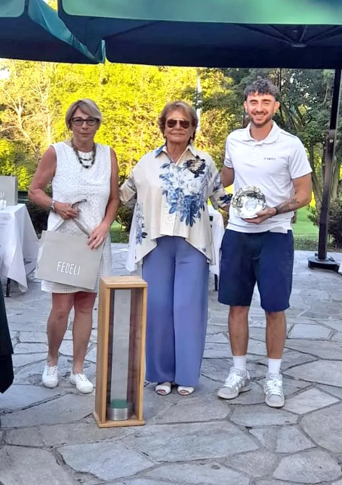 Paola Buratti, presidente del Golf Club Biella, con i vincitori del titolo biellese