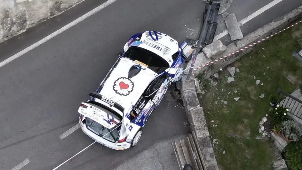 La Skoda di Corrado Pinzano sul luogo dell’incidente (foto ACI Sport) La Skoda di Corrado Pinzano sul luogo dell’incidente (foto ACI Sport)