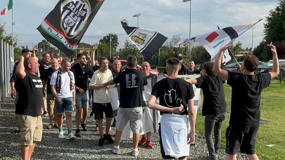 L’arrivo dei tifosi al campo di allenamento