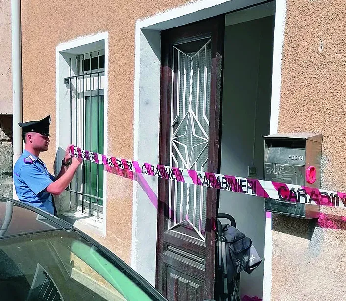 Un carabiniere pone i sigilli nella casa dove si è consumata l’aggressione