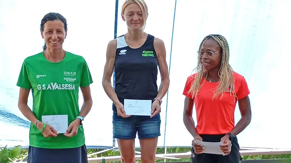 Il podio della Caminaa d’la Val Sabbiola con Elizabeth Nwolicha terza (a destra)