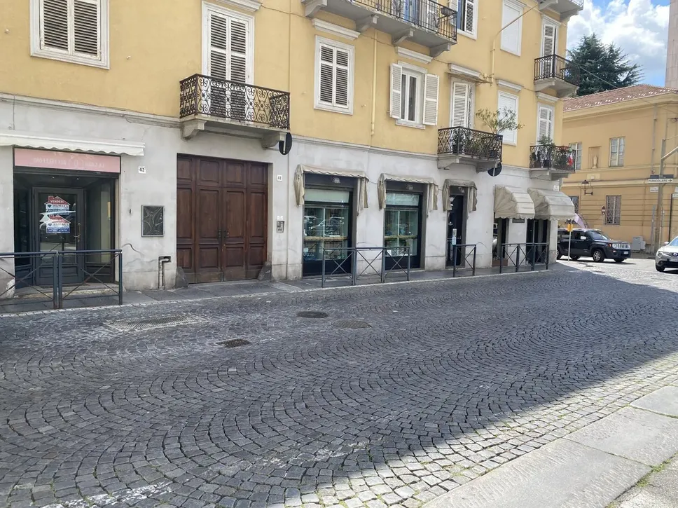 Le vetrine dell’oreficeria in via Pietro Micca