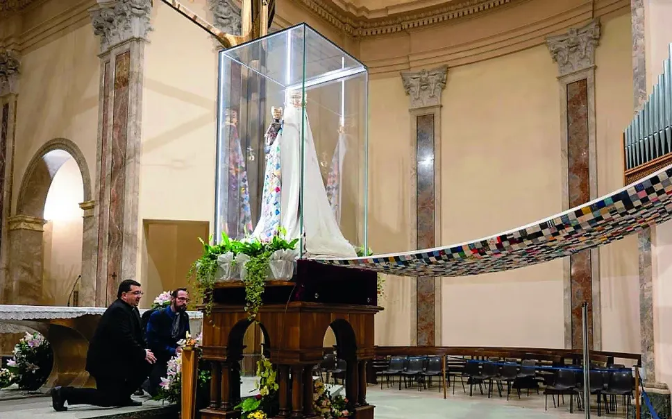 I due vescovi, padre Carlassare e mons. Farinella davanti alla Madonna d’Oropa I due vescovi, padre Carlassare e mons. Farinella davanti alla Madonna d’Oropa