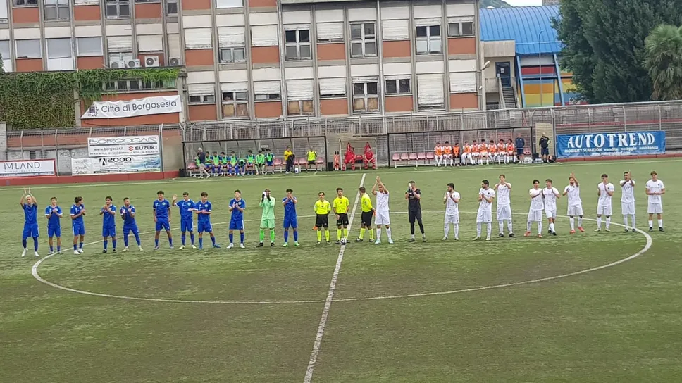 Le due squadre schierate in campo Le due squadre schierate in campo