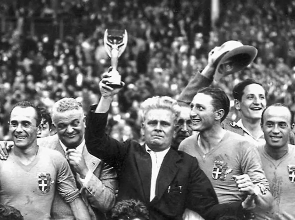 Vittorio Pozzo con la Coppa Rimet, la Coppa del Mondo