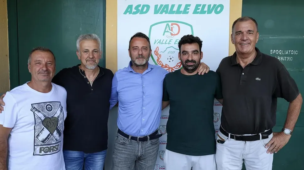 Il neopresidente della Valle Elvo Gianni Cappello (al centro), insieme ai due vice presidente Dino Esposti e Daniele Calligaris (alla sua sinistra). A destra, invece, il nuovo mister Andrea Rosso e l’ex mister Antonio D’Ambrogio che diventa responsabile dell’area tecnica Il neopresidente della Valle Elvo Gianni Cappello (al centro), insieme ai due vice presidente Dino Esposti e Daniele Calligaris (alla sua sinistra). A destra, invece, il nuovo mister Andrea Rosso e l’ex mister Antonio D’Ambrogio che diventa responsabile dell’area tecnica
