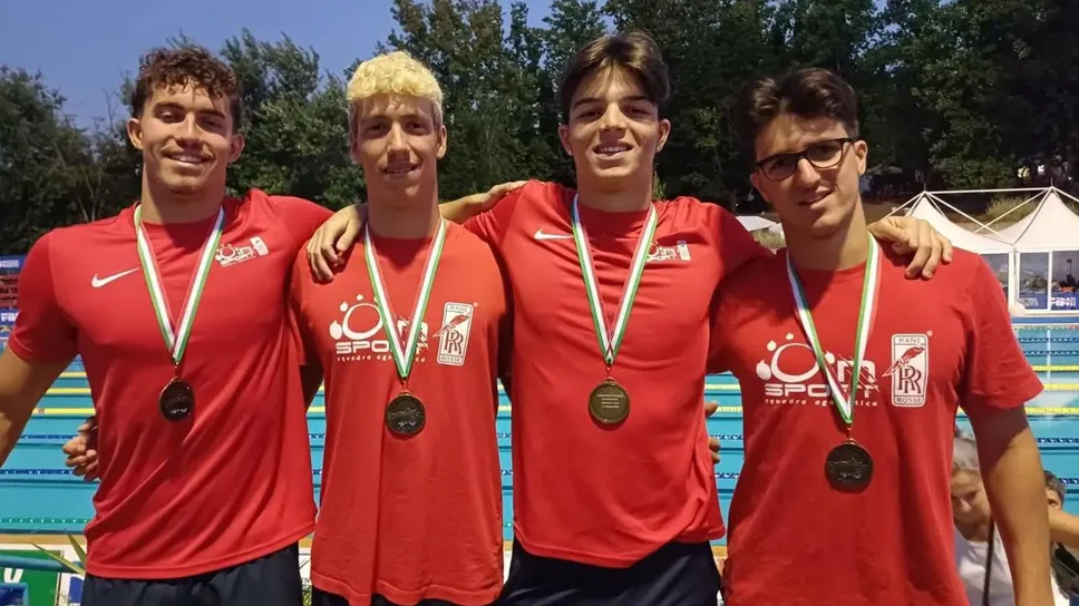 La staffetta di In Sport bronzo tricolore con Pietro Remorini, terzo da sinistra