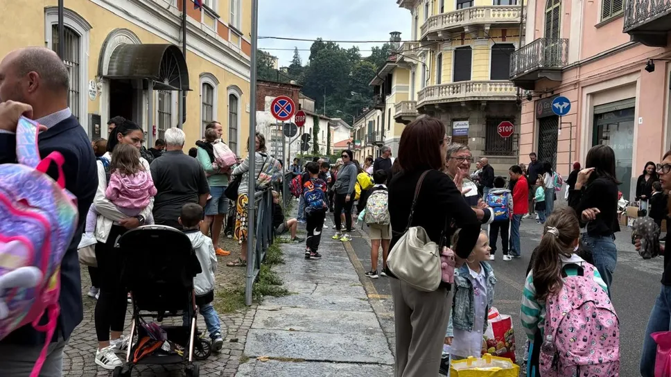 Tutti in classe. Attesa davanti a una primaria della città