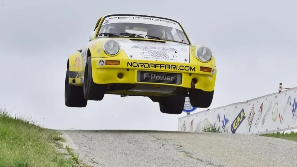 Una spettacolare immagine della Porsche di Bertinotti e Rondi a “La Grande Corsa” Una spettacolare immagine della Porsche di Bertinotti e Rondi a “La Grande Corsa”
