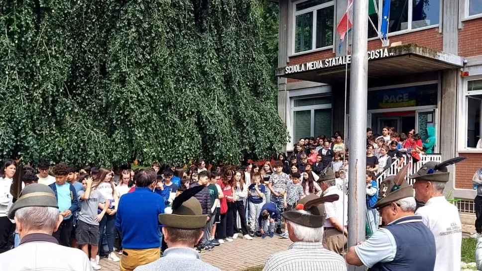 L’ammainabandiera di fine anno scolastico con gli alpjni alla media di Chiavazza, parte delliistituto comprensivo Biella 2