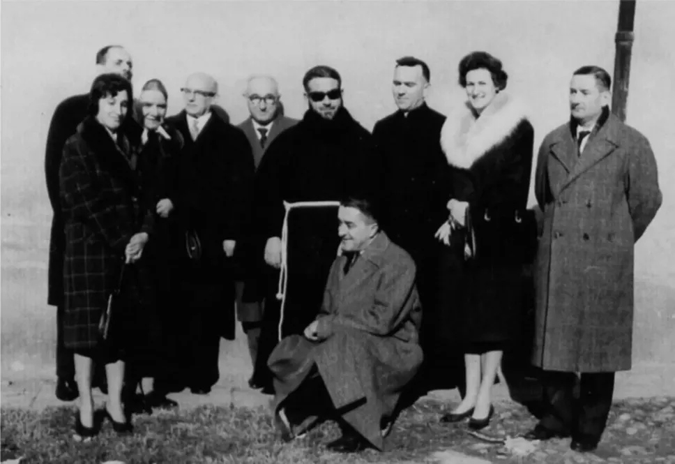 Nella foto i primi fedeli biellesi che hanno dato vita a un gruppo di preghiera nella nostra Diocesi. Al centro si riconosce un giovane padre Pio Nella foto i primi fedeli biellesi che hanno dato vita a un gruppo di preghiera nella nostra Diocesi. Al centro si riconosce un giovane padre Pio
