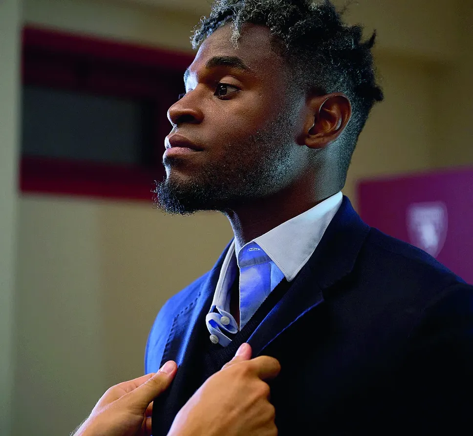 Duván Zapata, capitano del Torino, veste abiti Angelico