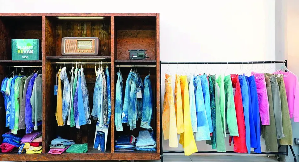 Lo showroom di Officina39 a Biella è un’esplosione di colori e trattamenti speciali