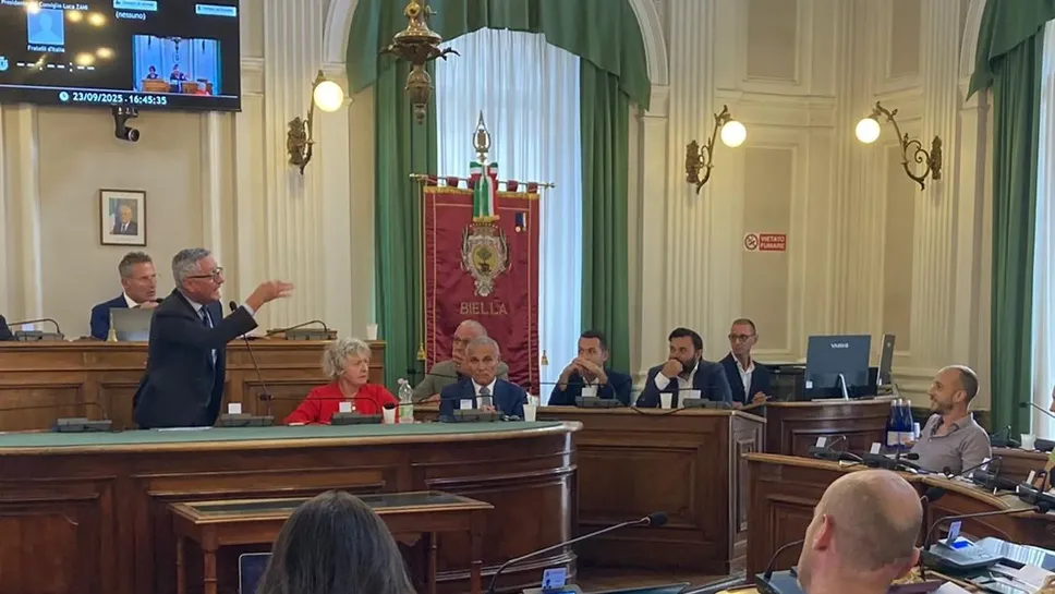 Il momento della lite tra il sindaco e Paolo Furia Il momento della lite tra il sindaco e Paolo Furia