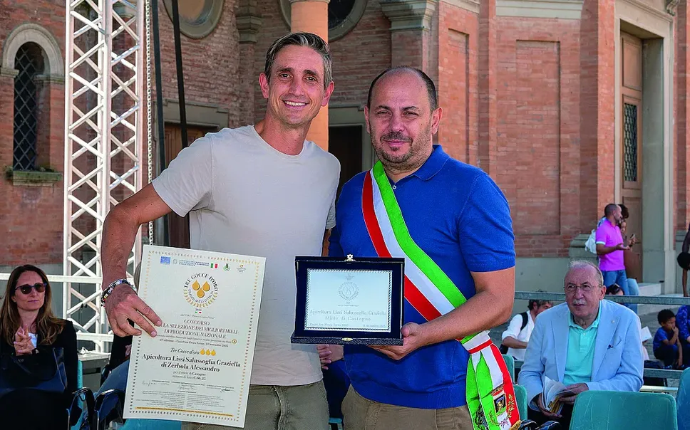 Alessandro Zerbola premiato per il miglior miele di castagno al concorso con tre gocce d’oro