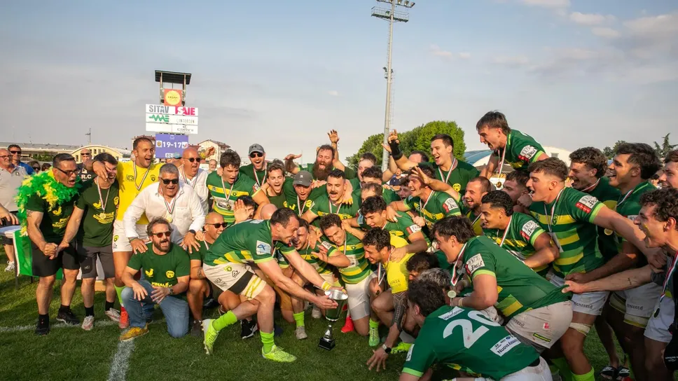 La foto che ha consacrato la promozione in Elite del Biella Rugby La foto che ha consacrato la promozione in Elite del Biella Rugby