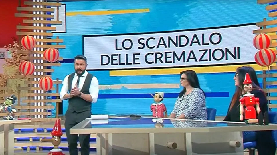 Il conduttore Federico Ruffo con Laura Attena e Alessandra Muggeo del comitato “A Casa con Me”