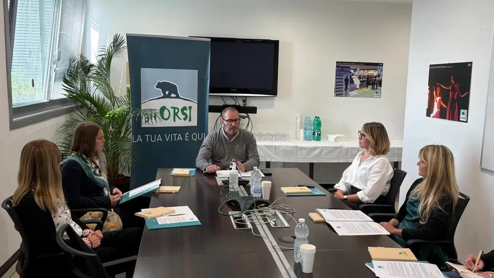 Il direttore Luciano Morganti con lo staff del centro commerciale