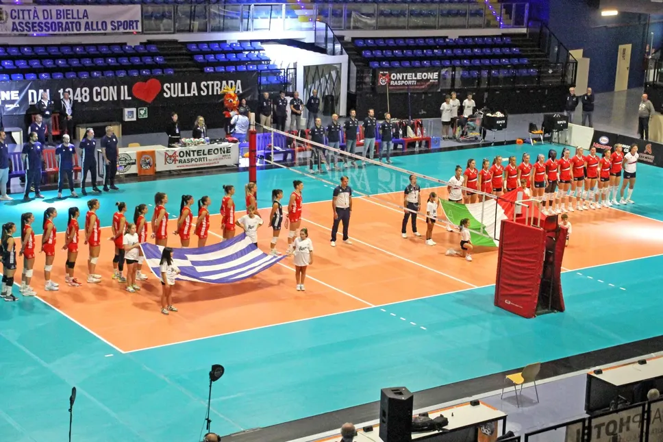 Le due squadre in campo durante gli inni nazionali
