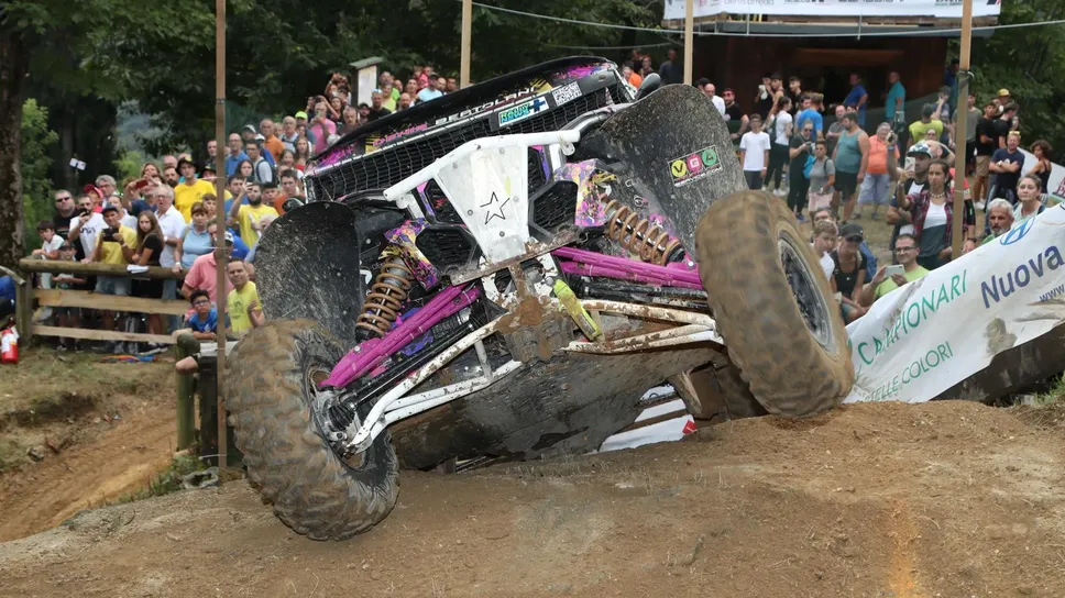 Il campione tricolore in carica Denis Bertolani sul “dente”, il punto più difficile da affrontare del Circuito Bernardo Seletto di Veglio (Foto G&P Photo) Il campione tricolore in carica Denis Bertolani sul “dente”, il punto più difficile da affrontare del Circuito Bernardo Seletto di Veglio (Foto G&P Photo)