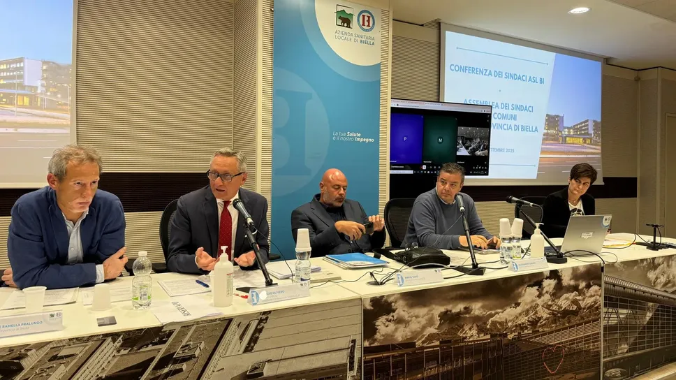 Al tavolo dei relatori Emanuele Ramella Pralungo, Marzio Olivero, Mario Sanò, Alessandro Girardi e Anna Grisoglio Al tavolo dei relatori Emanuele Ramella Pralungo, Marzio Olivero, Mario Sanò, Alessandro Girardi e Anna Grisoglio