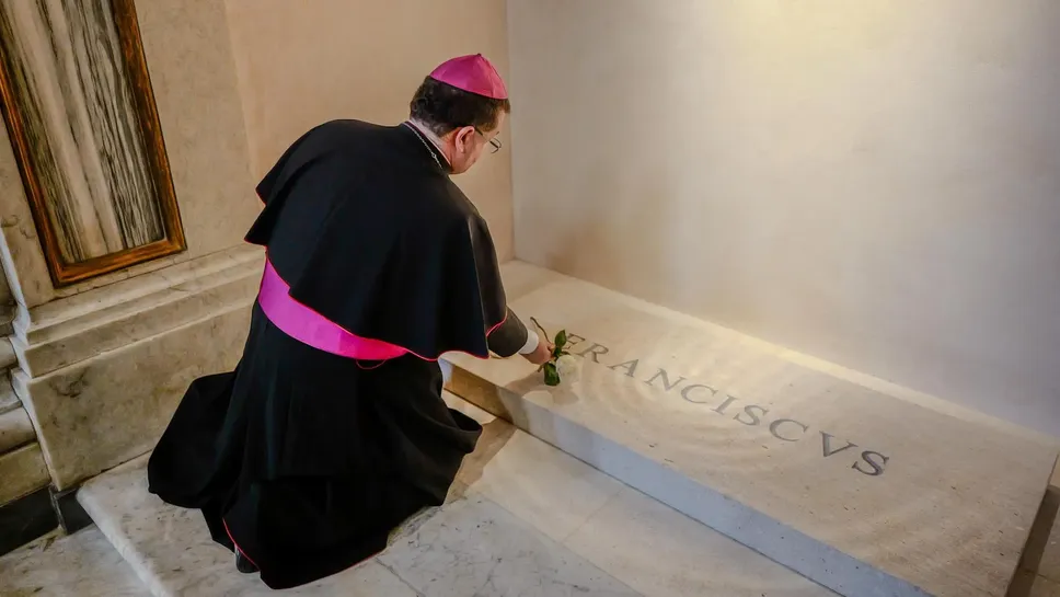 Il vescovo Roberto Farinella in preghiera sulla tomba di Papa Francesco Il vescovo Roberto Farinella in preghiera sulla tomba di Papa Francesco