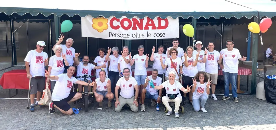 Una parte del gruppo di volontari di AISM, organizzatori dell’evento