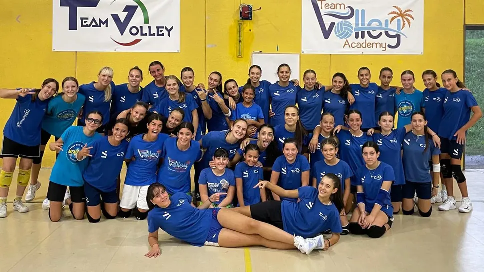 Il gruppone di atlete del settore giovanile del TeamVolley che si è radunato nei giorni scorsi a Lessona Il gruppone di atlete del settore giovanile del TeamVolley che si è radunato nei giorni scorsi a Lessona