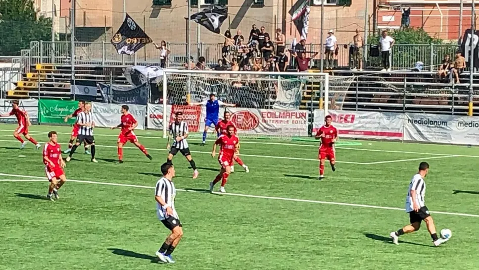 Un momento dell’incontro tra Lavagnese e Biellese: sullo sfondo il gruppo di tifosi bianconeri scesi in Liguria Un momento dell’incontro tra Lavagnese e Biellese: sullo sfondo il gruppo di tifosi bianconeri scesi in Liguria