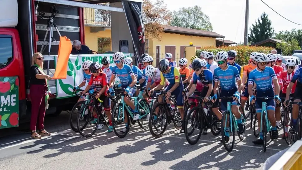 Una partenza delle gare di Gifflenga: ad abbassare la bandierina del via il sindaco Elisa Pollero Una partenza delle gare di Gifflenga: ad abbassare la bandierina del via il sindaco Elisa Pollero