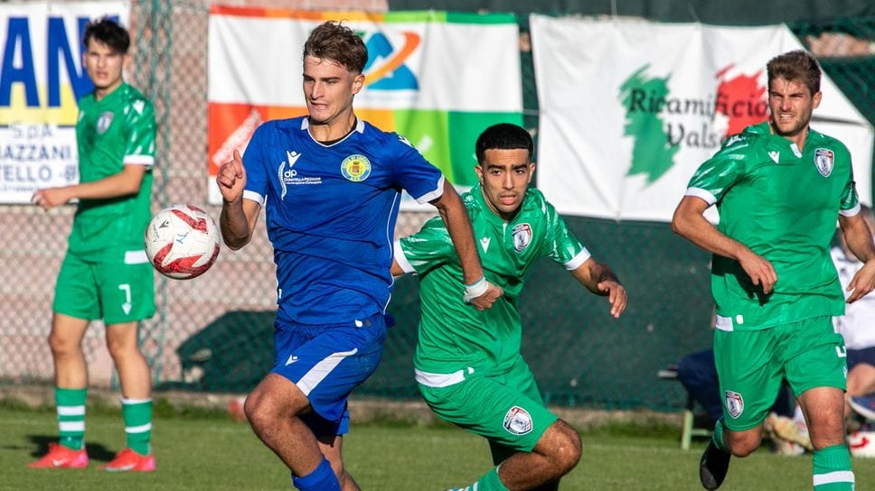 In primo piano Matteo Romano (Cossato) e Mohammed Sekka (Frcv)