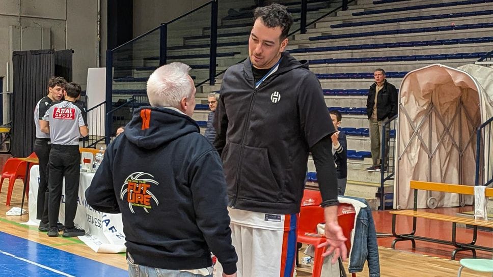 Coach Luca Sacco a colloquio a fine gara con il nuovo pivot Danilo Errera