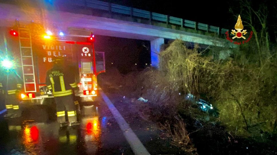 auto ribaltata superstrada