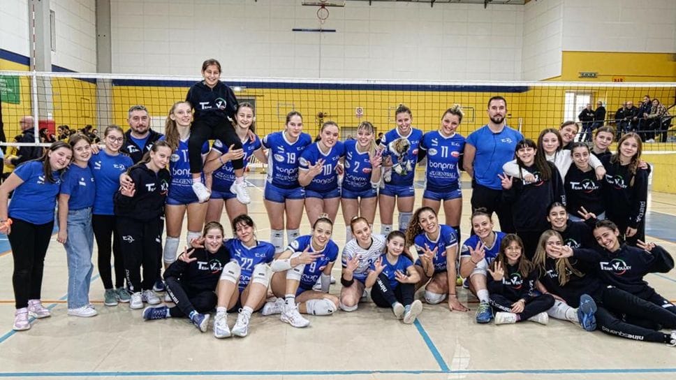 Atlete e tecnici del TeamVolley a fine gara con alcune atlete del settore giovanile