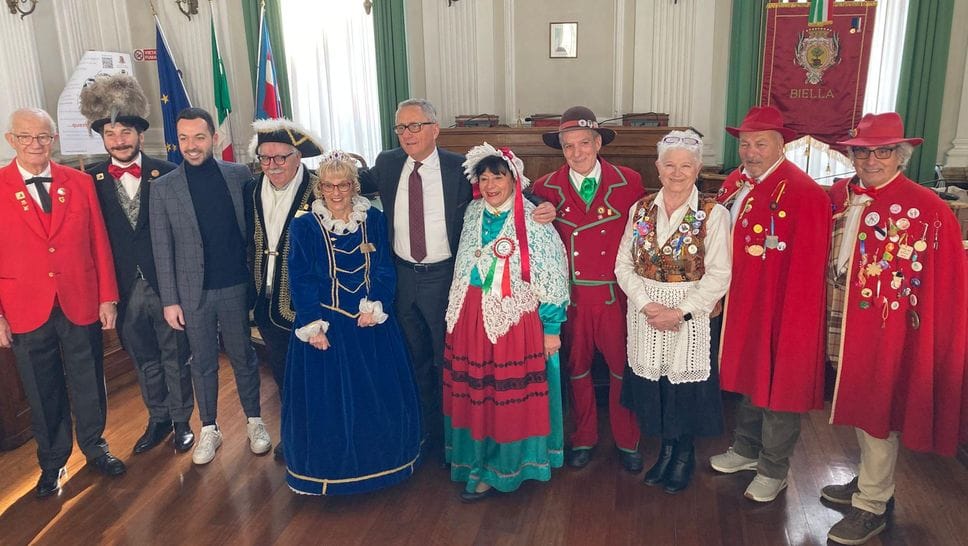 Le maschere della città in posa con sindaco e assessore