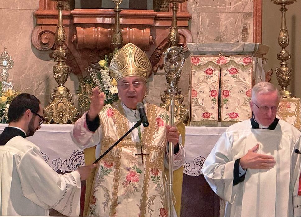 Il vescovo emerito Gabriele Mana impartisce la benedizione