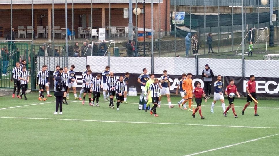 L’ingresso in campo delle due squadre