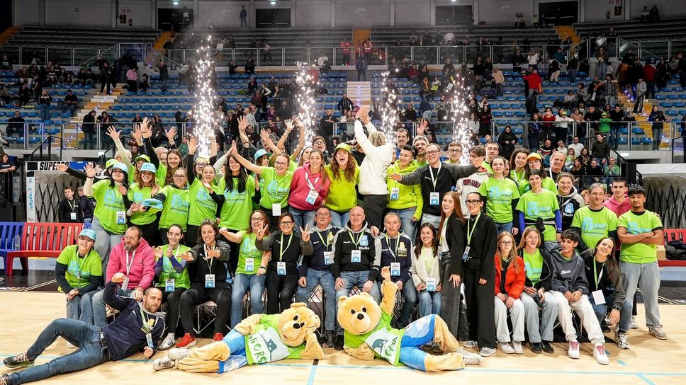 Parte dei volontari della scorsa edizione del Bear Wool Volley