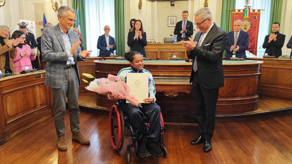 Michela Aruni Biolcati applaudita dal sindaco e dai consiglieri comunali